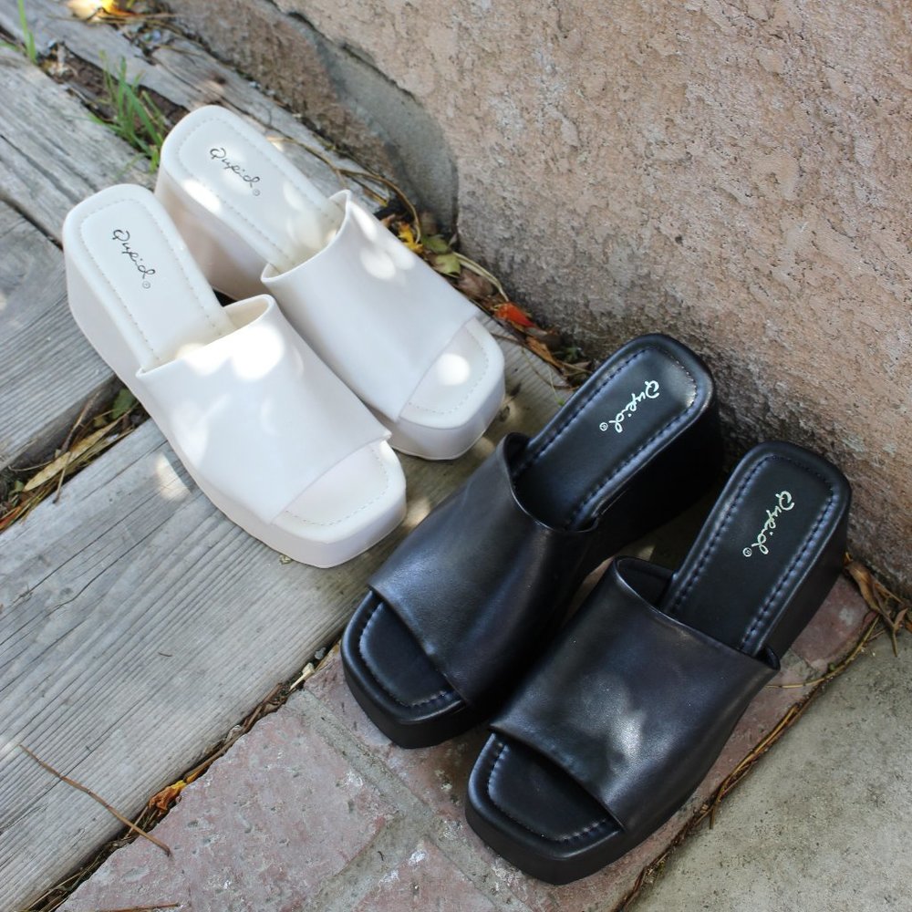 🚨LAST PAIR// Black Platform Wedge Mule - Picture 15 of 16